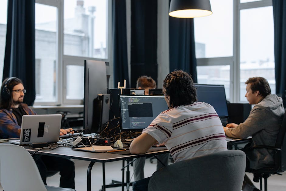Team di esperti tecnologici che collaborano su progetti innovativi