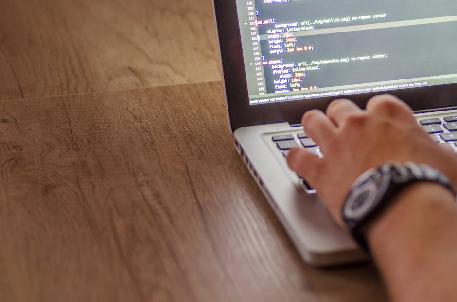 Sviluppatore al lavoro su codice e algoritmi complessi